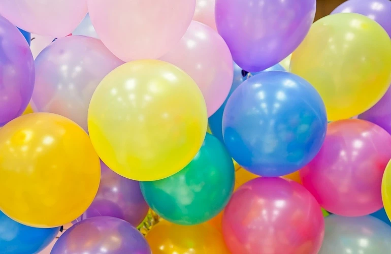 duża ilość kolorowych balonów