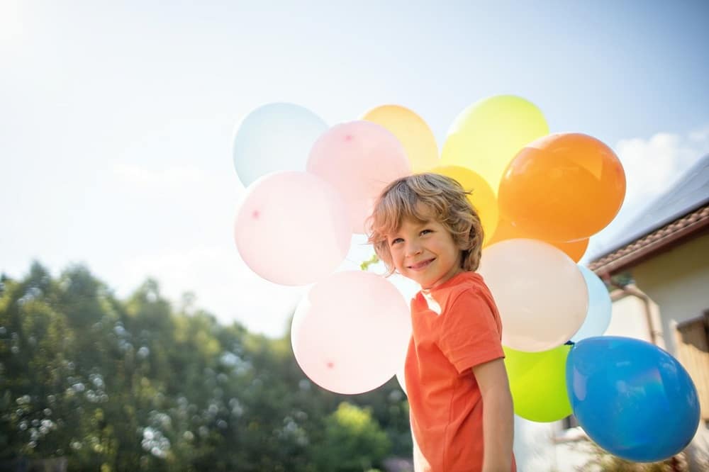 chłopiec z balonami