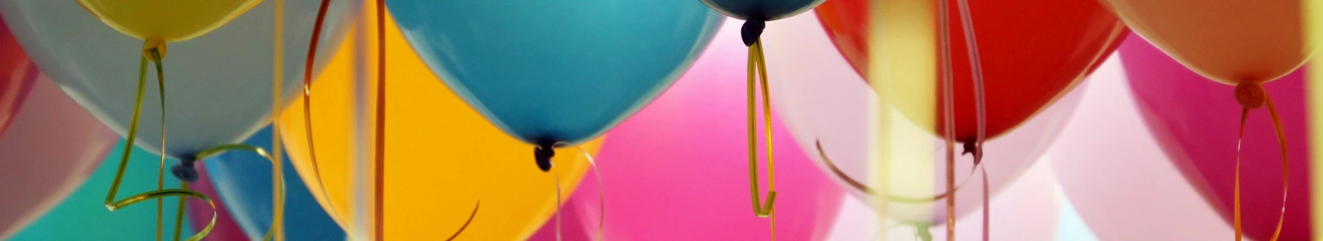 balony ze złotą wstążką