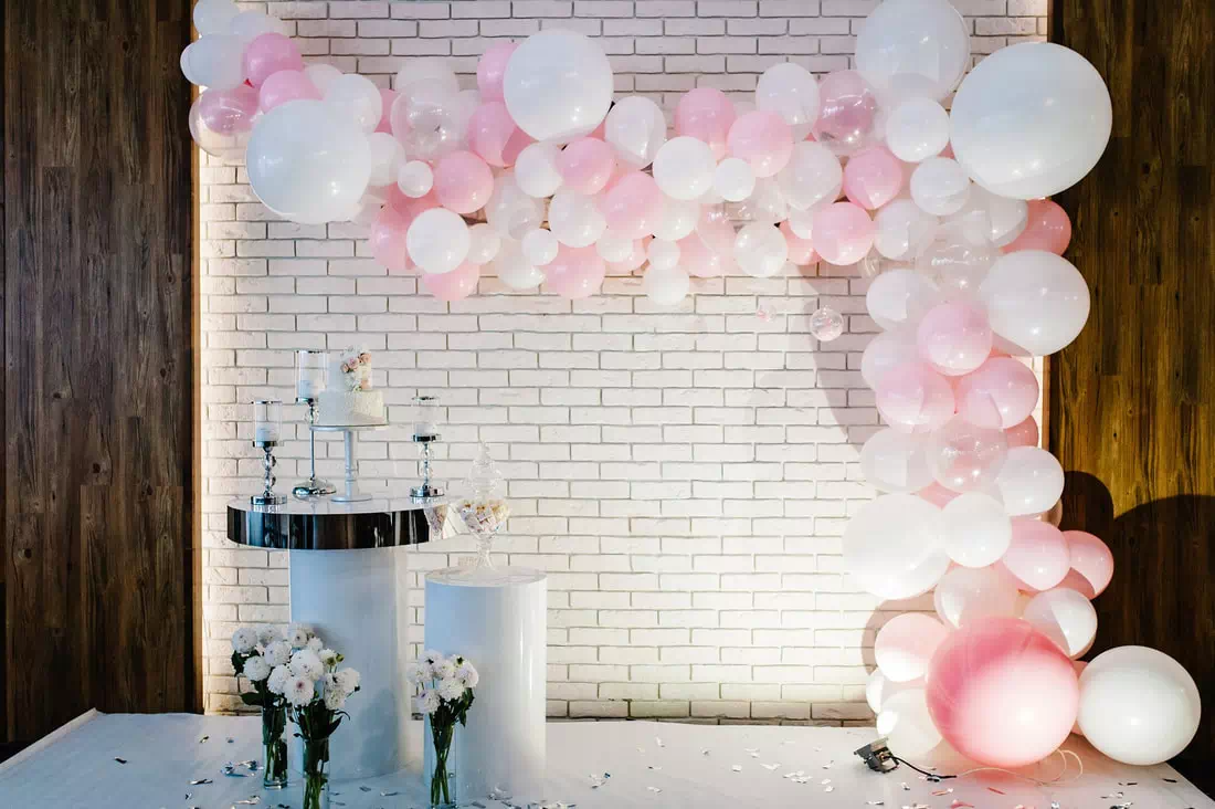 różowo biała ścianka z balonów